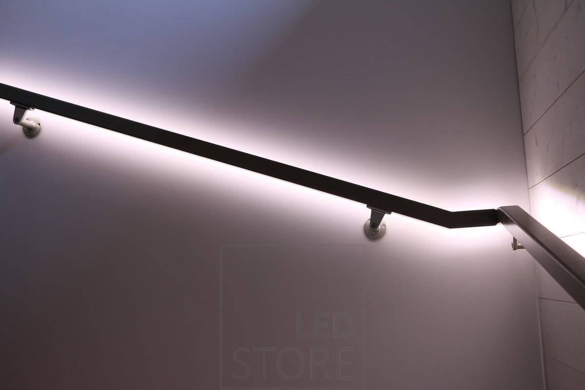 Dans une balustrade, la lumière est dirigée vers le mur, éclairant avec une lumière indirecte et douce.